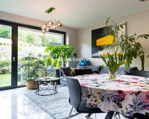 Zielona Oaza Nowoczesny Dom w Stylu Stodoły