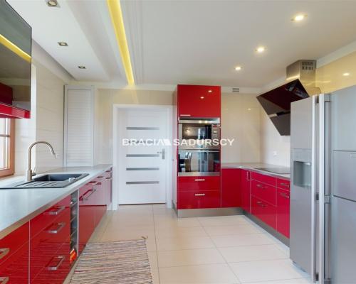 Wygodny dom z przestronnym salonem w atrakcyjnej lokalizacji niedaleko Krakowa   

 Na sprzedaż duży i wygodny dom o powierzchn