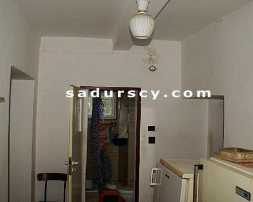 Działka 2100m2  z domem z dobudówką, razem 4 pokoje z kuchnią, łazienką, we wsi Niedźwiada Duża, ok. 15 km od Kazimierza Dolneg