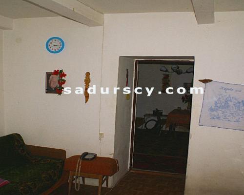 Działka 2100m2  z domem z dobudówką, razem 4 pokoje z kuchnią, łazienką, we wsi Niedźwiada Duża, ok. 15 km od Kazimierza Dolneg