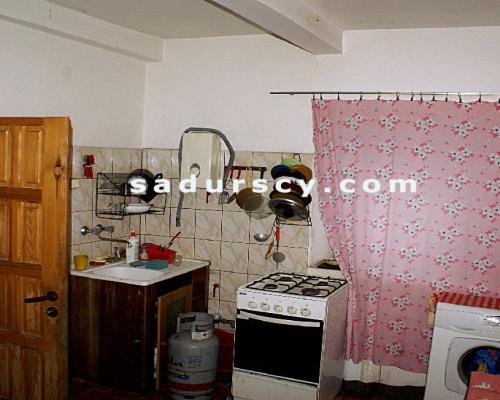 Działka 2100m2  z domem z dobudówką, razem 4 pokoje z kuchnią, łazienką, we wsi Niedźwiada Duża, ok. 15 km od Kazimierza Dolneg