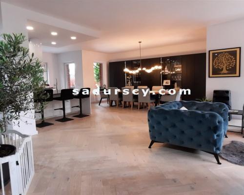 Pięknie wykończony, przestronny, skrajny dom szeregowy 285m2 na działce 358m2 w Józefosławiu, na obrzeżach Ursynowa.     
 
Now