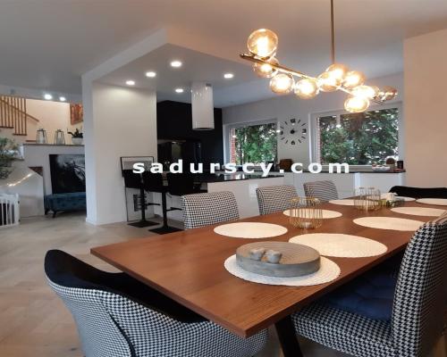 Pięknie wykończony, przestronny, skrajny dom szeregowy 285m2 na działce 358m2 w Józefosławiu, na obrzeżach Ursynowa.     
 
Now