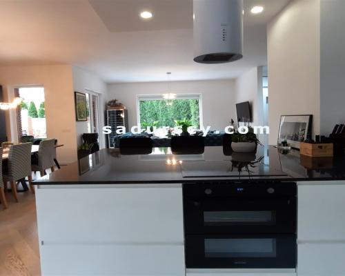 Pięknie wykończony, przestronny, skrajny dom szeregowy 285m2 na działce 358m2 w Józefosławiu, na obrzeżach Ursynowa.     
 
Now