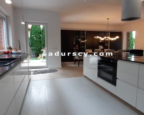 Pięknie wykończony, przestronny, skrajny dom szeregowy 285m2 na działce 358m2 w Józefosławiu, na obrzeżach Ursynowa.     
 
Now