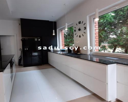 Pięknie wykończony, przestronny, skrajny dom szeregowy 285m2 na działce 358m2 w Józefosławiu, na obrzeżach Ursynowa.     
 
Now