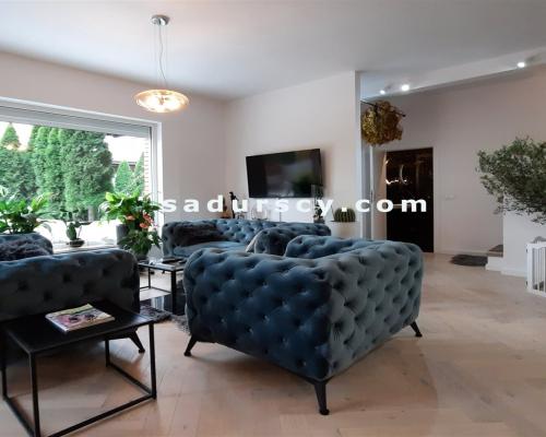 Pięknie wykończony, przestronny, skrajny dom szeregowy 285m2 na działce 358m2 w Józefosławiu, na obrzeżach Ursynowa.     
 
Now