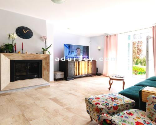 Ładny dom ok. 470m2 na działce 1500m2 w Chyliczkach, między Konstancinem i Piasecznem. Powierzchnia użytkowa parteru, poddasza,