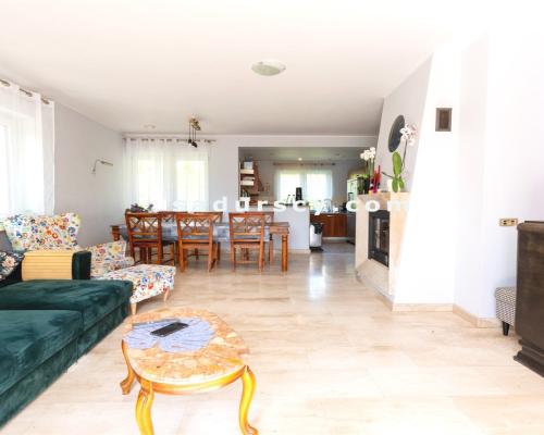 Ładny dom ok. 470m2 na działce 1500m2 w Chyliczkach, między Konstancinem i Piasecznem. Powierzchnia użytkowa parteru, poddasza,