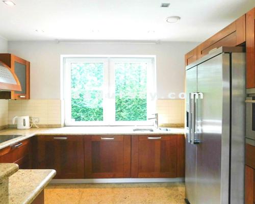 Ładny dom ok. 470m2 na działce 1500m2 w Chyliczkach, między Konstancinem i Piasecznem. Powierzchnia użytkowa parteru, poddasza,