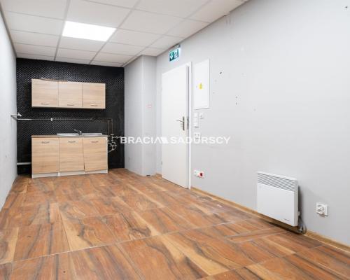 Lokal 135m2 front parter Kurdwanów