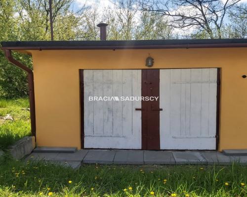 Chrzan&oacute;w, ul. Kolonia Fabryczna - do sprzedania garaż (z możliwym najemcą)  

  
Oferujemy garaż o powierzchni 26 m2 wra