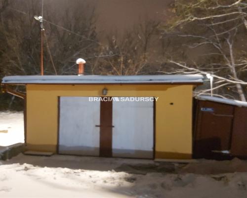 Chrzan&oacute;w, ul. Kolonia Fabryczna - do sprzedania garaż (z możliwym najemcą)  

  
Oferujemy garaż o powierzchni 26 m2 wra