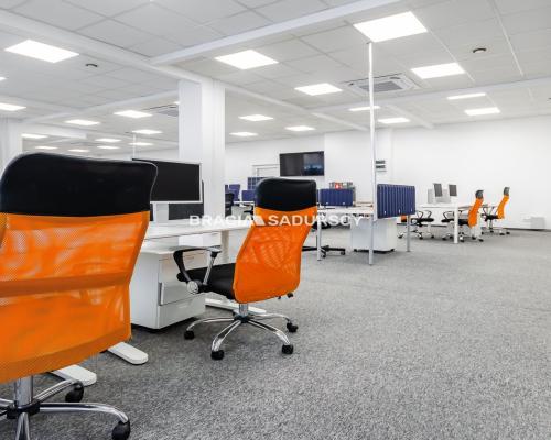 Do wynajęcia lokal biurowy typu open space o pow. ~300m2 z możliwością podziału. 
 
P&oacute;łnocna część Krakowa gdzie niebawe
