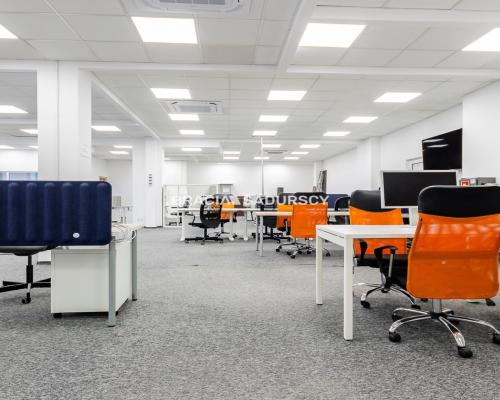 Do wynajęcia lokal biurowy typu open space o pow. ~300m2 z możliwością podziału. 
 
P&oacute;łnocna część Krakowa gdzie niebawe