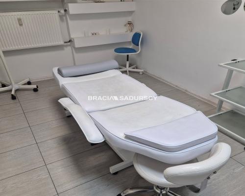 Działający fryzjer odstąpi lokal 64m2