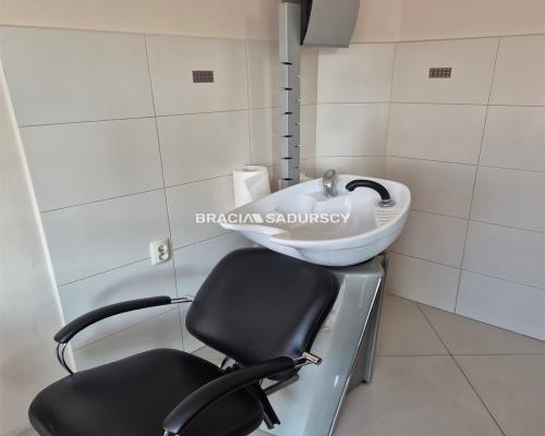 Działający fryzjer odstąpi lokal 64m2