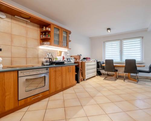 Sprzedam, duża kuchnia, 2-pok z balkonem