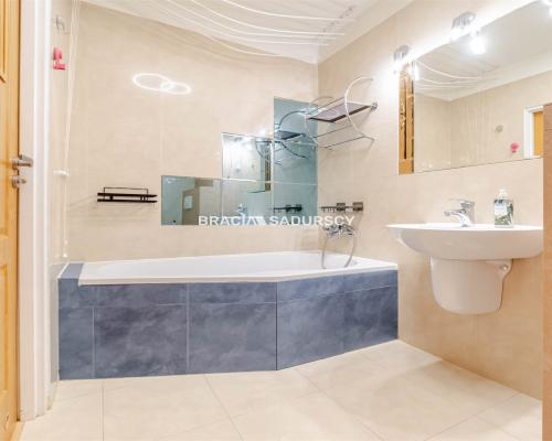 Sprzedam, duża kuchnia, 2-pok z balkonem