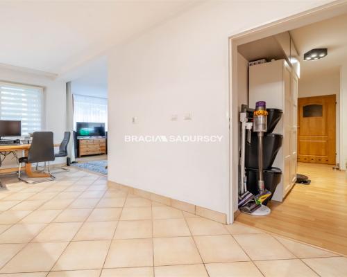 Sprzedam, duża kuchnia, 2-pok z balkonem