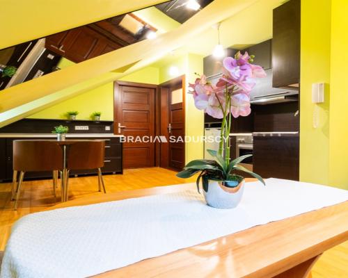 2-POKOJOWE MIESZKANIE W ODRESTAUROWANEJ KAMIENICY