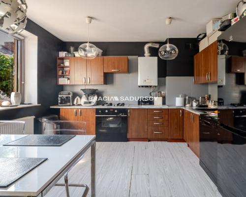 3 pokoje z dużym ogródkiem i 2 miejscami postojowy