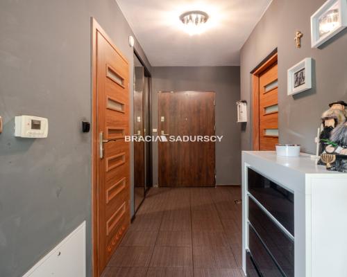 3 pokoje z dużym ogródkiem i 2 miejscami postojowy