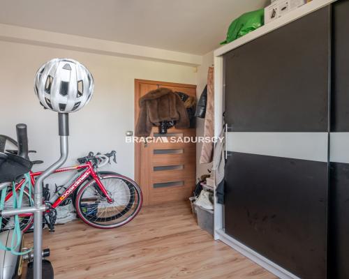 3 pokoje z dużym ogródkiem i 2 miejscami postojowy