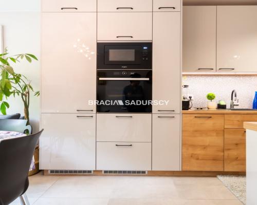 Zachęcam Państwa do zapoznania się z ofertą fantastycznego domu, w najbardziej prestiżowej części Myślenic, w nowoczesnym typie