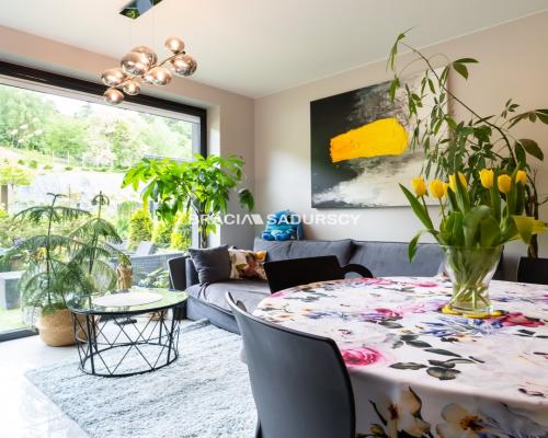 Zachęcam Państwa do zapoznania się z ofertą fantastycznego domu, w najbardziej prestiżowej części Myślenic, w nowoczesnym typie