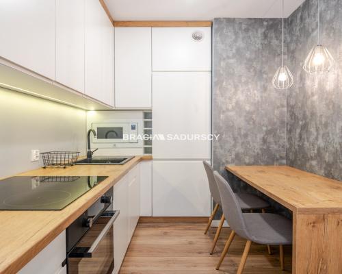 Komfortowo urządzone mieszkanie (taras i parking)