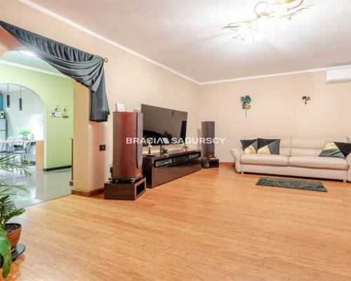 4 pokoje do zamieszkania z miejscem parkingowym