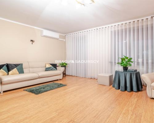 4 pokoje do zamieszkania z miejscem parkingowym