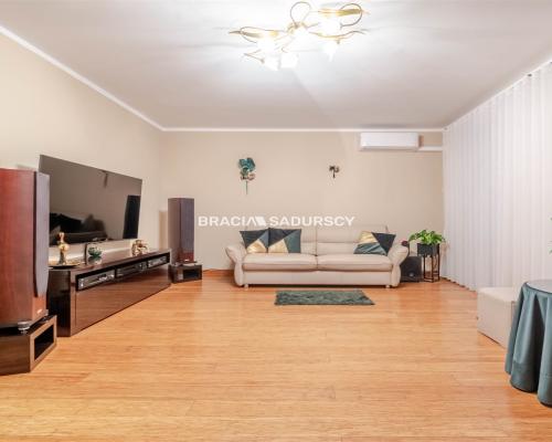 4 pokoje do zamieszkania z miejscem parkingowym