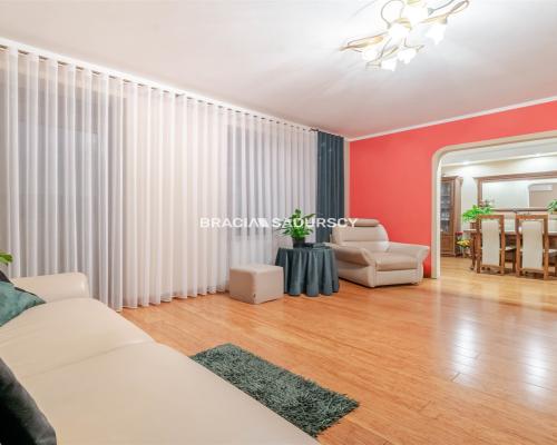 4 pokoje do zamieszkania z miejscem parkingowym