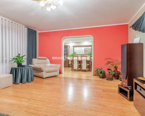 4 pokoje do zamieszkania z miejscem parkingowym