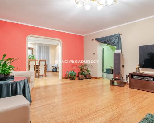 4 pokoje do zamieszkania z miejscem parkingowym