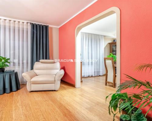 4 pokoje do zamieszkania z miejscem parkingowym