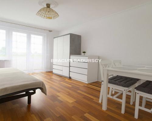 3 pok z osbną kuchnią ul. Zielińska.