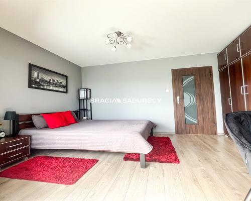 3 pok. oddzielne sypialnie, 2 balkony + duży salon