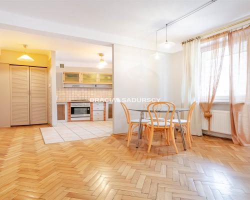 Kameralne mieszkanie blisko centrum.