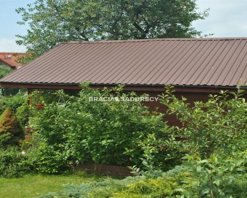 Działka ROD zabudowana budynkiem murowanym.