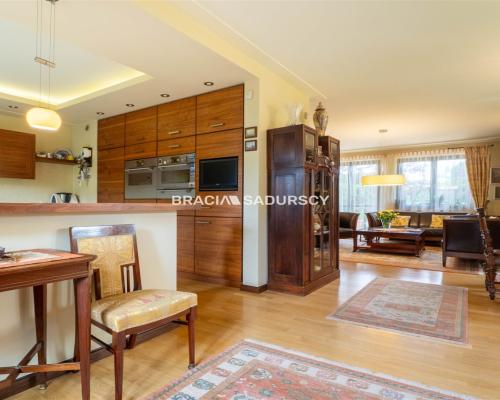 ZADBANY,WYSOKI STANDARD DOM OK 230 M2