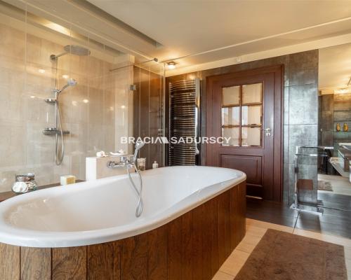 ZADBANY,WYSOKI STANDARD DOM OK 230 M2