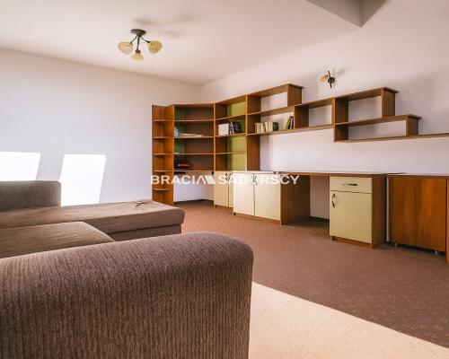 Dom na Woli Justowskiej, garaż na 2 samochody.