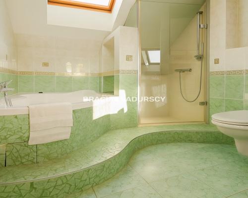 Dom na Woli Justowskiej, garaż na 2 samochody.