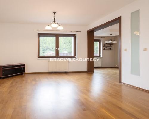 Dom na Woli Justowskiej, garaż na 2 samochody.