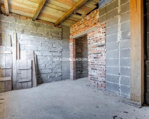 Dom  do własnej aranżacji na dużej działce.