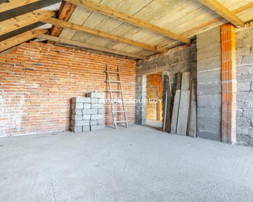 Dom  do własnej aranżacji na dużej działce.