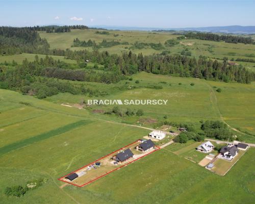 Dwa drewniane domy z czterema lokalami